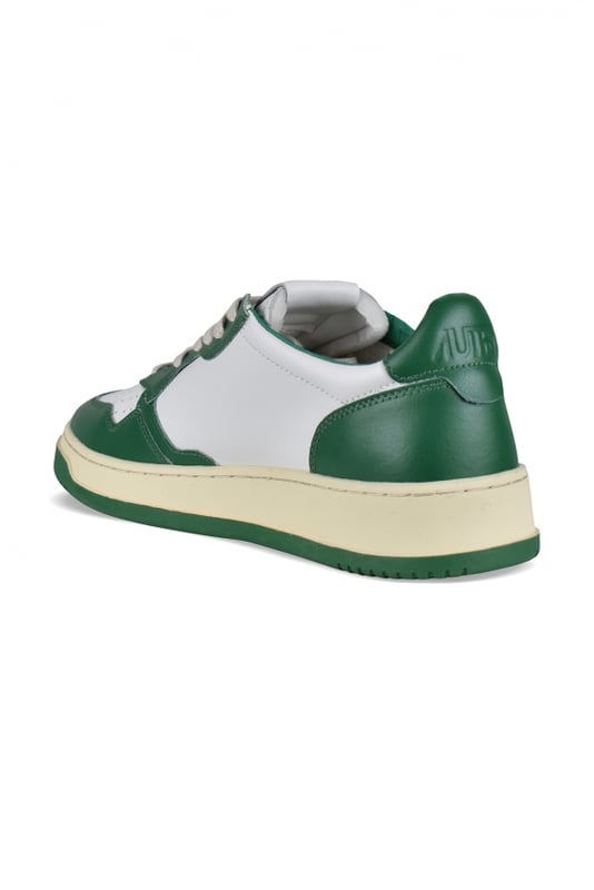 Sneakers bajas Autry de piel blanca y verde oscuro.Parche con logotipo en el exterior. Talonera de piel verde con logotipo en relieve.Lengüeta con parche del logotipo.Suela de goma con efecto amarilleado. Cierre con cordones.Puntera redonda perforada.100% piel.