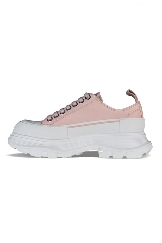 Sneakers bajas Alexander McQueen Tread Slick.Cuero rosa.Puntera redonda con inserción de goma.Logotipo en el talón y la lengüeta.Cierre de cordón plano rosa.Suela de goma blanca sobredimensionada con la firma.Made in Italy.