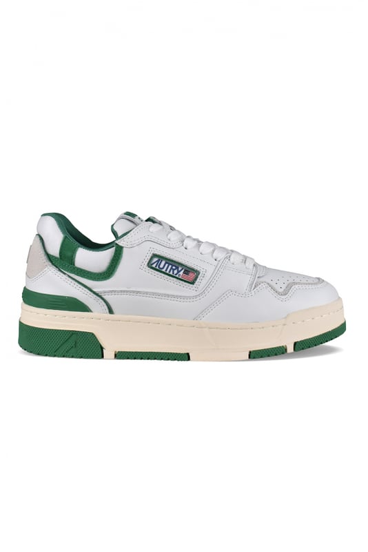 Zapatillas bajas CLC Autry de piel blanca y verde.Inserciones de ante verde en la parte superior.Parche del logotipo en el exterior. Contrafuerte con logotipo en relieve.Lengüeta con parche del logotipo.Suela distintiva con diferentes partes en caucho efecto amarillo y verde.Logotipo de la marca en la suela.  Cierre con cordones. Puntera redonda perforada.