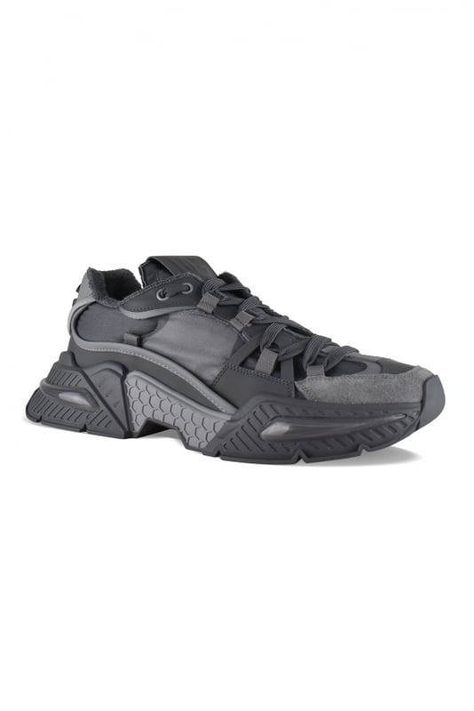 Sneakers Airmaster grises de Dolce&Gabbana.Diseño con paneles. Nylon con detalles de piel de becerro y ante.Talonera de piel gris con logotipo «DG» en relieve.Cierre de cordones gris.Lengüeta con parche del logotipo.Suela de goma gruesa.Logotipo DG en relieve en la parte trasera de la suela.Made in Italy.