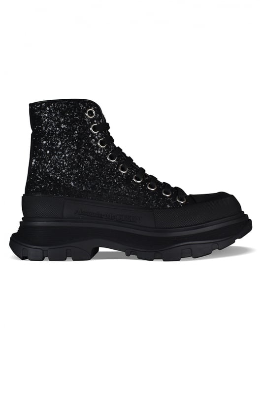 Sneakers altas Alexander McQueen Tread Slick.Lona negra con efecto de brillo.Puntera redonda con inserción de goma.Logotipo en el talón y la lengüeta.Cierre de cordón plano negro.Suela de goma negra sobredimensionada con la firma.Made in Italy.