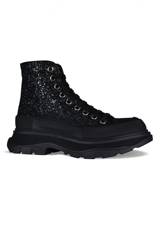 Sneakers altas Alexander McQueen Tread Slick.Lona negra con efecto de brillo.Puntera redonda con inserción de goma.Logotipo en el talón y la lengüeta.Cierre de cordón plano negro.Suela de goma negra sobredimensionada con la firma.Made in Italy.