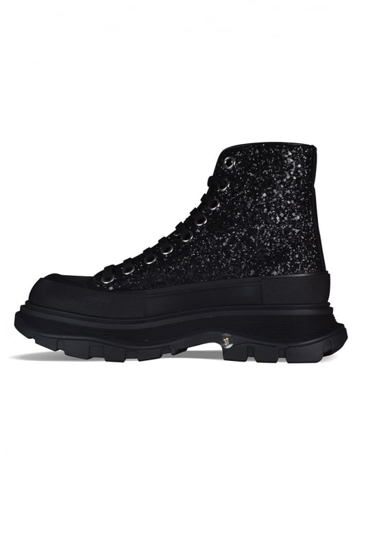 Sneakers altas Alexander McQueen Tread Slick.Lona negra con efecto de brillo.Puntera redonda con inserción de goma.Logotipo en el talón y la lengüeta.Cierre de cordón plano negro.Suela de goma negra sobredimensionada con la firma.Made in Italy.