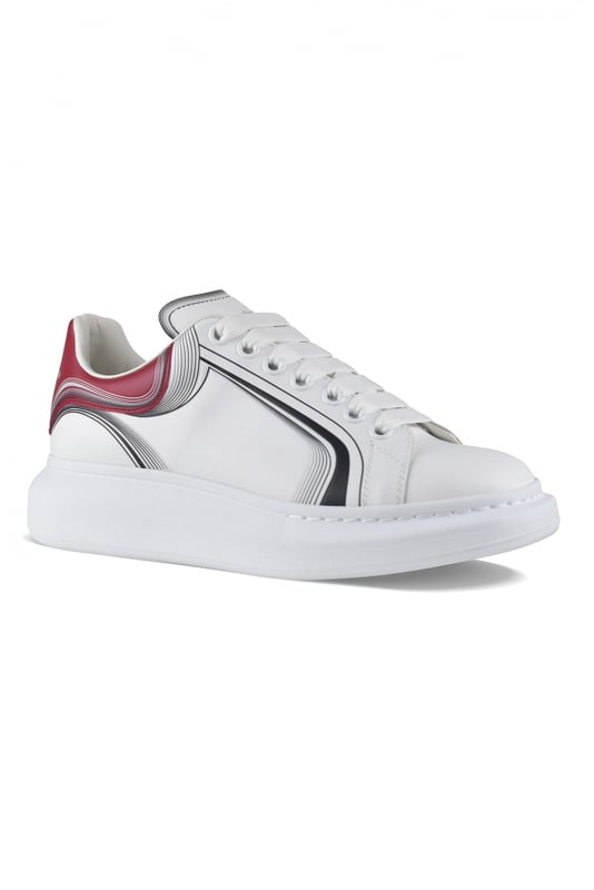 Sneakers Alexander McQueen Oversize en suave piel de becerro blanca.Contrafuerte de piel burdeos.Lengüeta de piel roja.Estampado Curve Tech en los laterales y en el talón.Logotipo en el talón y la lengüeta.Cordones planos blancos.Suela blanca sobredimensionada.100% piel de becerro.Made in Italy.