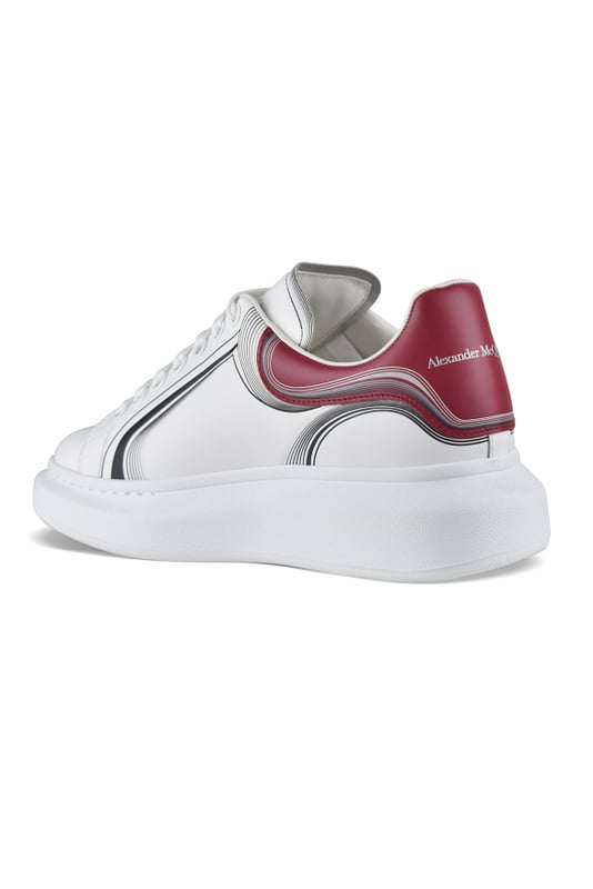 Sneakers Alexander McQueen Oversize en suave piel de becerro blanca.Contrafuerte de piel burdeos.Lengüeta de piel roja.Estampado Curve Tech en los laterales y en el talón.Logotipo en el talón y la lengüeta.Cordones planos blancos.Suela blanca sobredimensionada.100% piel de becerro.Made in Italy.