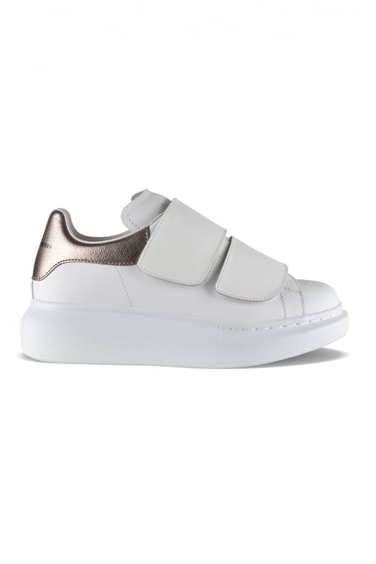 Sneakers Alexander McQueen Oversize.De cuero blanco liso.Contrafuerte de piel en tono oro rosa.Logotipo en la lengüeta y el contrafuerte.Cierre de velcro.Suela blanca oversize.Made in Italy.