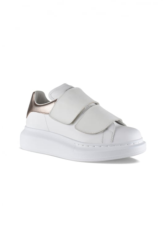 Sneakers Alexander McQueen Oversize.De cuero blanco liso.Contrafuerte de piel en tono oro rosa.Logotipo en la lengüeta y el contrafuerte.Cierre de velcro.Suela blanca oversize.Made in Italy.
