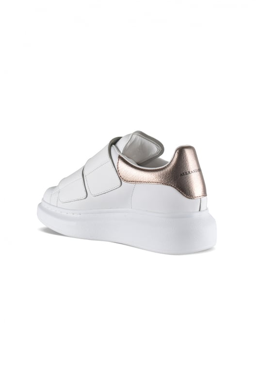 Sneakers Alexander McQueen Oversize.De cuero blanco liso.Contrafuerte de piel en tono oro rosa.Logotipo en la lengüeta y el contrafuerte.Cierre de velcro.Suela blanca oversize.Made in Italy.
