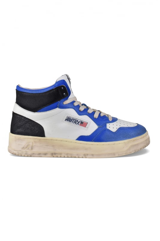 Sneakers Super Vintage Mid Autry en cuero blanco, azul y negro.Parche con logotipo en el exterior. Contrafuerte de cuero negro.Lengüeta con parche del logotipo.Suela de goma efecto vintage.  Cierre con cordones. Puntera redonda perforada.Efecto amarillento y desgastado.100% cuero.