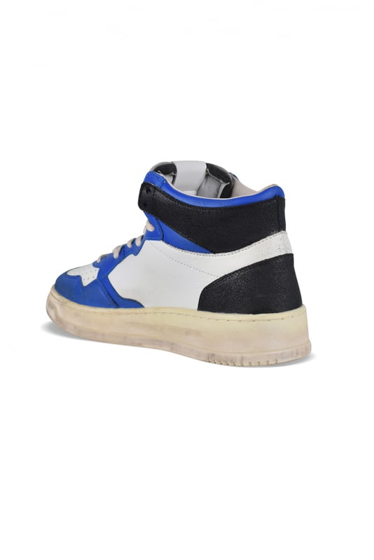 Sneakers Super Vintage Mid Autry en cuero blanco, azul y negro.Parche con logotipo en el exterior. Contrafuerte de cuero negro.Lengüeta con parche del logotipo.Suela de goma efecto vintage.  Cierre con cordones. Puntera redonda perforada.Efecto amarillento y desgastado.100% cuero.