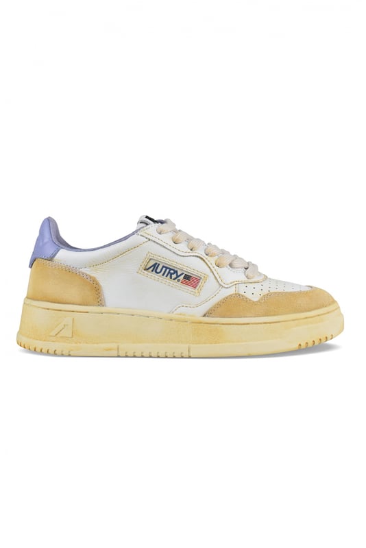 Sneakers bajas Autry Super Vintage de piel blanca y ante beige.Parche con logotipo en el exterior.Contrafuerte de cuero morado.Lengüeta con parche del logotipo.Suela de goma con logotipo. Cierre de cordones.Puntera redonda perforada.100% piel.