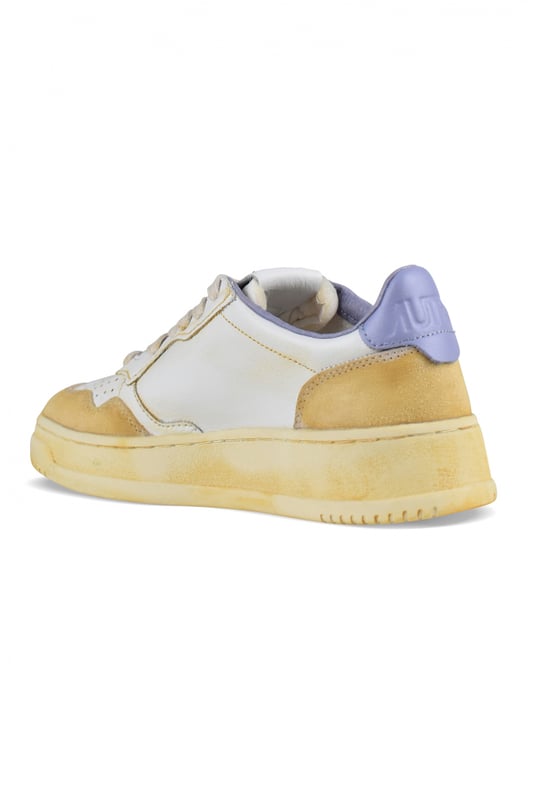 Sneakers bajas Autry Super Vintage de piel blanca y ante beige.Parche con logotipo en el exterior.Contrafuerte de cuero morado.Lengüeta con parche del logotipo.Suela de goma con logotipo. Cierre de cordones.Puntera redonda perforada.100% piel.