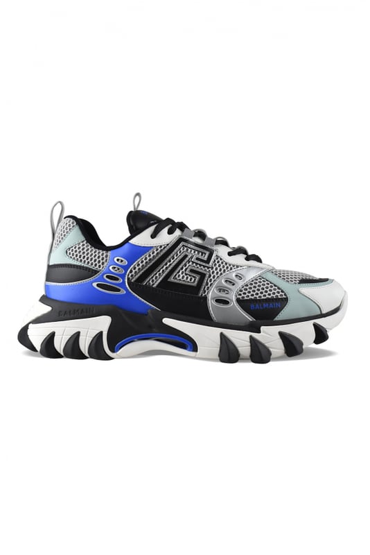 Balmain B-East PB sneakers in grijs, zwart, groen en blauw leer en mesh.Logo aan de buitenkant van de schoen.Zwarte vetersluiting.Blauw Balmain-logo op de tong.Zilveren tong aan de achterkant. Dikke witte en zwarte rubberen zool.Blauwe kleurdetails op de zool.Gemaakt in Italië.
