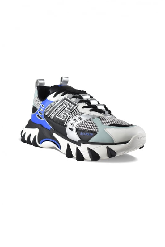Balmain B-East PB sneakers in grijs, zwart, groen en blauw leer en mesh.Logo aan de buitenkant van de schoen.Zwarte vetersluiting.Blauw Balmain-logo op de tong.Zilveren tong aan de achterkant. Dikke witte en zwarte rubberen zool.Blauwe kleurdetails op de zool.Gemaakt in Italië.