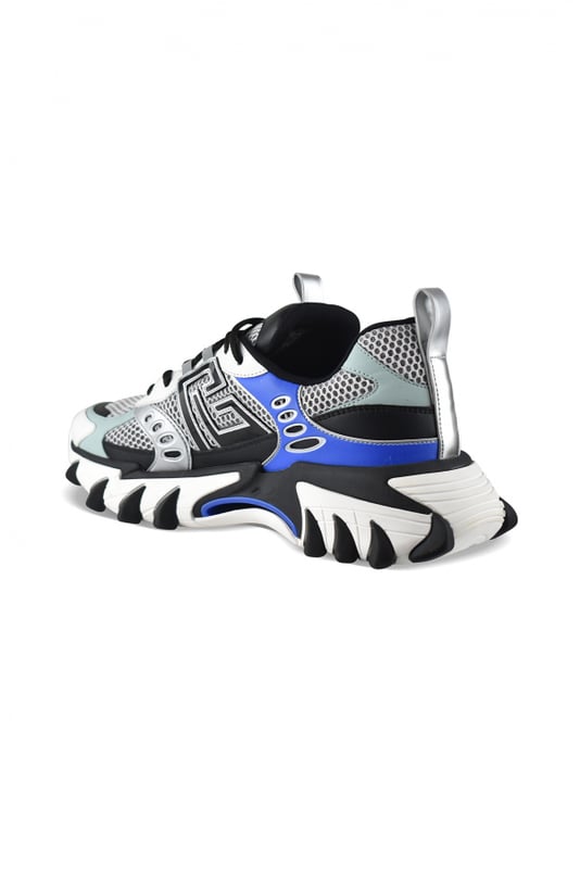 Balmain B-East PB sneakers in grijs, zwart, groen en blauw leer en mesh.Logo aan de buitenkant van de schoen.Zwarte vetersluiting.Blauw Balmain-logo op de tong.Zilveren tong aan de achterkant. Dikke witte en zwarte rubberen zool.Blauwe kleurdetails op de zool.Gemaakt in Italië.