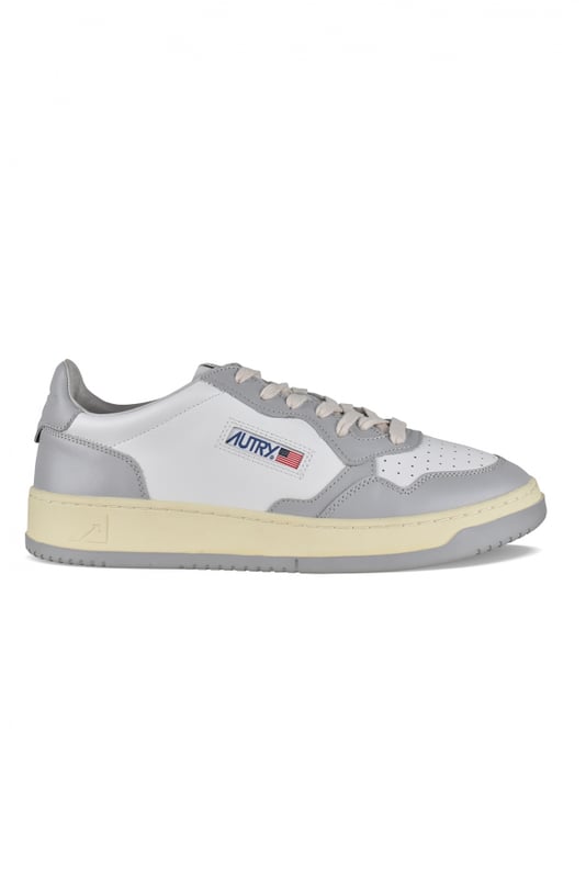 Sneakers bajas Autry de piel blanca y gris.Parche del logotipo en el exterior. Talonera de piel y logotipo en relieve.Lengüeta con parche del logotipo.Suela de goma con efecto amarilleado.  Cierre con cordones. Puntera redonda perforada.100% cuero.