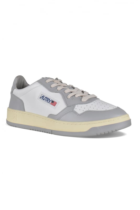 Sneakers bajas Autry de piel blanca y gris.Parche del logotipo en el exterior. Talonera de piel y logotipo en relieve.Lengüeta con parche del logotipo.Suela de goma con efecto amarilleado.  Cierre con cordones. Puntera redonda perforada.100% cuero.