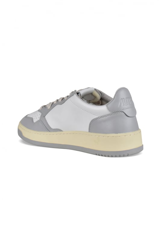 Sneakers bajas Autry de piel blanca y gris.Parche del logotipo en el exterior. Talonera de piel y logotipo en relieve.Lengüeta con parche del logotipo.Suela de goma con efecto amarilleado.  Cierre con cordones. Puntera redonda perforada.100% cuero.