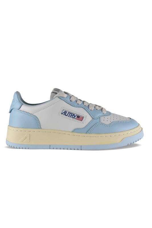 Sneakers bajas Autry de piel blanca y azul cielo.Parche del logotipo en el exterior. Contrafuerte de piel azul y logotipo en relieve.Lengüeta con parche del logotipo.Suela de caucho efecto amarillento. Cierre de cordones. Puntera redonda perforada.100% cuero.
