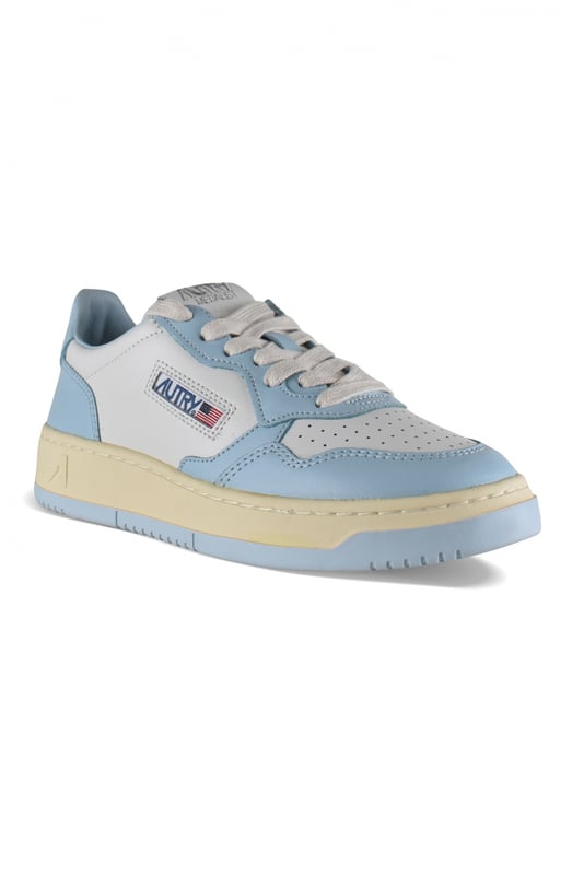 Sneakers bajas Autry de piel blanca y azul cielo.Parche del logotipo en el exterior. Contrafuerte de piel azul y logotipo en relieve.Lengüeta con parche del logotipo.Suela de caucho efecto amarillento. Cierre de cordones. Puntera redonda perforada.100% cuero.