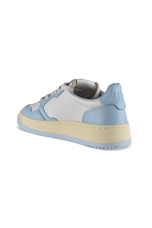 Sneakers bajas Autry de piel blanca y azul cielo.Parche del logotipo en el exterior. Contrafuerte de piel azul y logotipo en relieve.Lengüeta con parche del logotipo.Suela de caucho efecto amarillento. Cierre de cordones. Puntera redonda perforada.100% cuero.