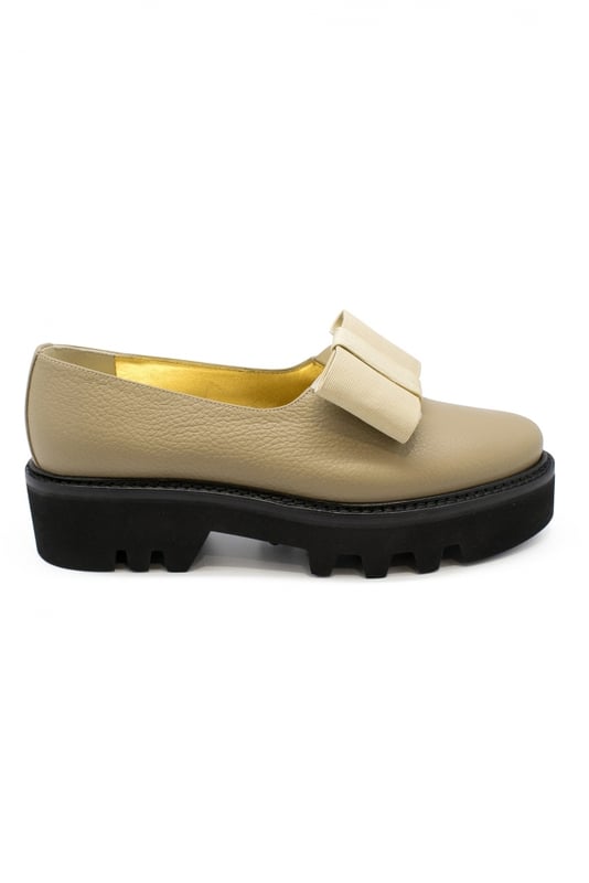 Zapatos de smoking Walter Steiger en charol beige con lazo delante.Suela de goma.Tacón 4 cm.Made in Italy.
