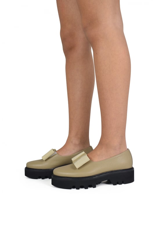 Zapatos de smoking Walter Steiger en charol beige con lazo delante.Suela de goma.Tacón 4 cm.Made in Italy.