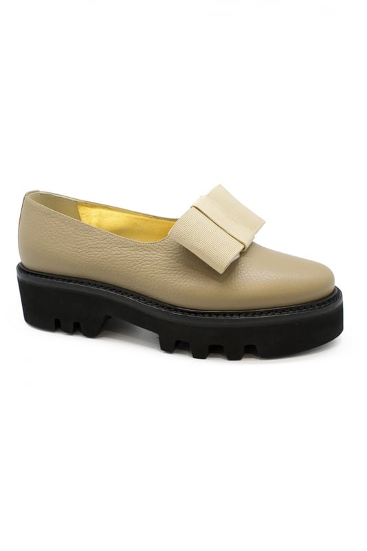 Zapatos de smoking Walter Steiger en charol beige con lazo delante.Suela de goma.Tacón 4 cm.Made in Italy.