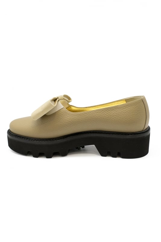 Zapatos de smoking Walter Steiger en charol beige con lazo delante.Suela de goma.Tacón 4 cm.Made in Italy.