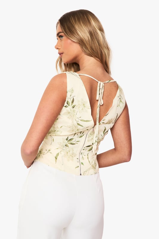 Steal the style top spot in a statement separate from the tops collectionCamis or crops, bandeaus or bralets, we've got all the trend-setting tops so you can stay statement in separates this season. Hit refresh on your jersey basics with pastel hues and pick a quirky kimono to give your ensemble that Eastern-inspired edge. Off the shoulder styles are oh-so-sweet, with slogans making your tee a talking point.