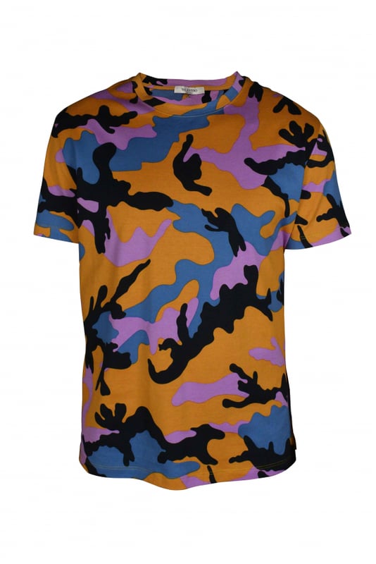 Orangefarbenes T-Shirt mit Camouflage-Effekt von Valentino.Camouflage in Schwarz, Blau und Rosa.Rundhalsausschnitt, kurze Ärmel, gerader Saum.100% Baumwolle.Made in Italy.