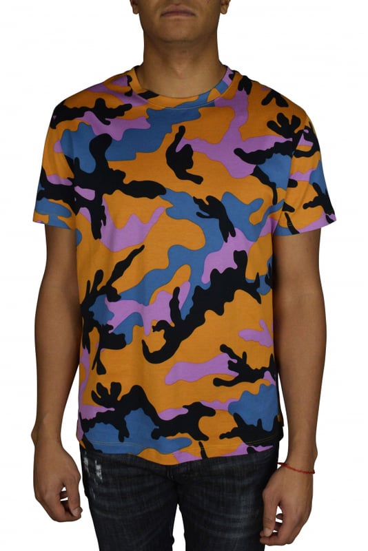 Orangefarbenes T-Shirt mit Camouflage-Effekt von Valentino.Camouflage in Schwarz, Blau und Rosa.Rundhalsausschnitt, kurze Ärmel, gerader Saum.100% Baumwolle.Made in Italy.