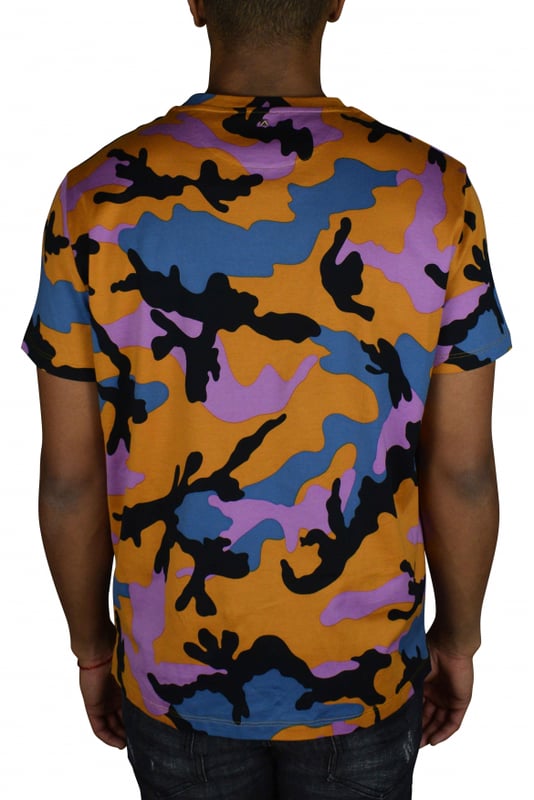Orangefarbenes T-Shirt mit Camouflage-Effekt von Valentino.Camouflage in Schwarz, Blau und Rosa.Rundhalsausschnitt, kurze Ärmel, gerader Saum.100% Baumwolle.Made in Italy.