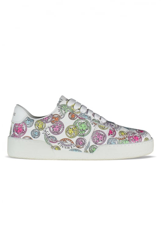 Versace Sneakers Ilus Medusa Blanco Illus Medusa Versace sneakers en piel blanca.Logotipo de Medusa multicolor.Cierre con cordones.Inscripción de Versace en el talón.Made in Italy.