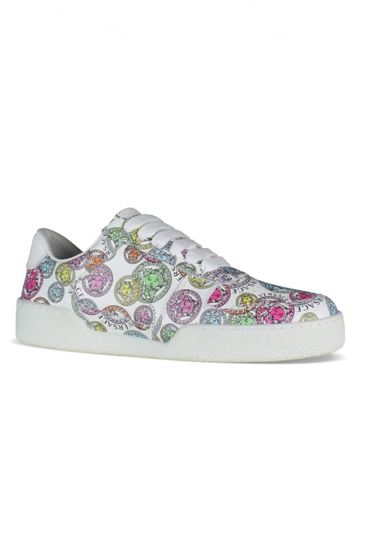 Versace Sneakers Ilus Medusa Blanco Illus Medusa Versace sneakers en piel blanca.Logotipo de Medusa multicolor.Cierre con cordones.Inscripción de Versace en el talón.Made in Italy.