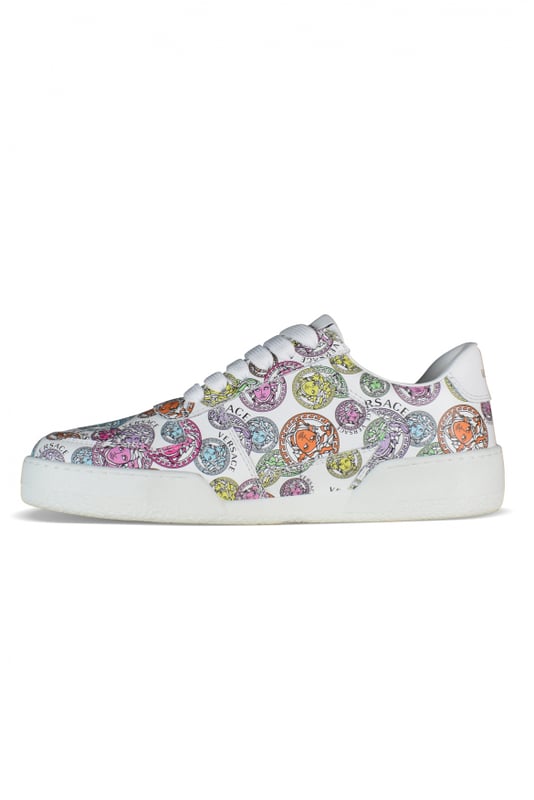 Versace Sneakers Ilus Medusa Blanco Illus Medusa Versace sneakers en piel blanca.Logotipo de Medusa multicolor.Cierre con cordones.Inscripción de Versace en el talón.Made in Italy.