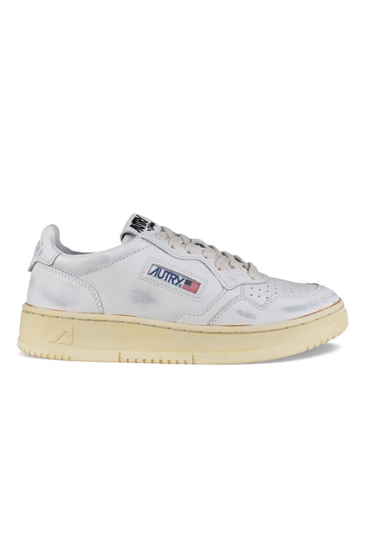 Sneakers bajas Autry super vintage en piel blanca.Efecto desgastado.Parche del logotipo en el exterior. Contrafuerte de cuero blanco con logotipo en relieve.Lengüeta con parche del logotipo.Suela de caucho con efecto vintage amarilleado.  Cierre con cordones.Puntera redonda perforada.100% cuero.
