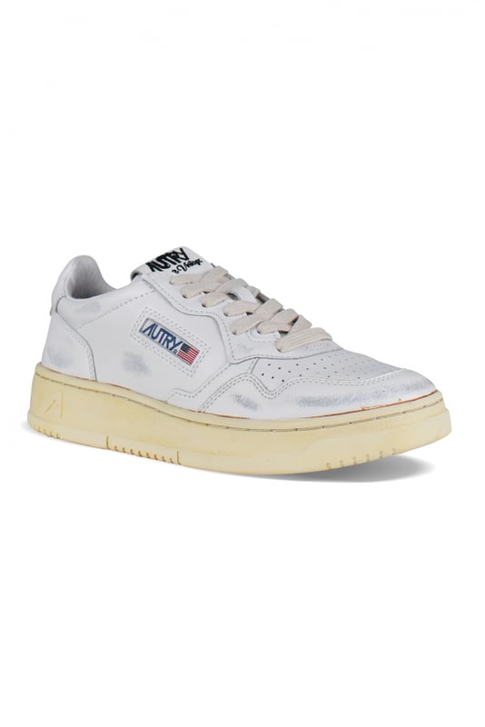Sneakers bajas Autry super vintage en piel blanca.Efecto desgastado.Parche del logotipo en el exterior. Contrafuerte de cuero blanco con logotipo en relieve.Lengüeta con parche del logotipo.Suela de caucho con efecto vintage amarilleado.  Cierre con cordones.Puntera redonda perforada.100% cuero.