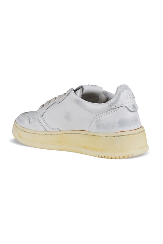 Sneakers bajas Autry super vintage en piel blanca.Efecto desgastado.Parche del logotipo en el exterior. Contrafuerte de cuero blanco con logotipo en relieve.Lengüeta con parche del logotipo.Suela de caucho con efecto vintage amarilleado.  Cierre con cordones.Puntera redonda perforada.100% cuero.