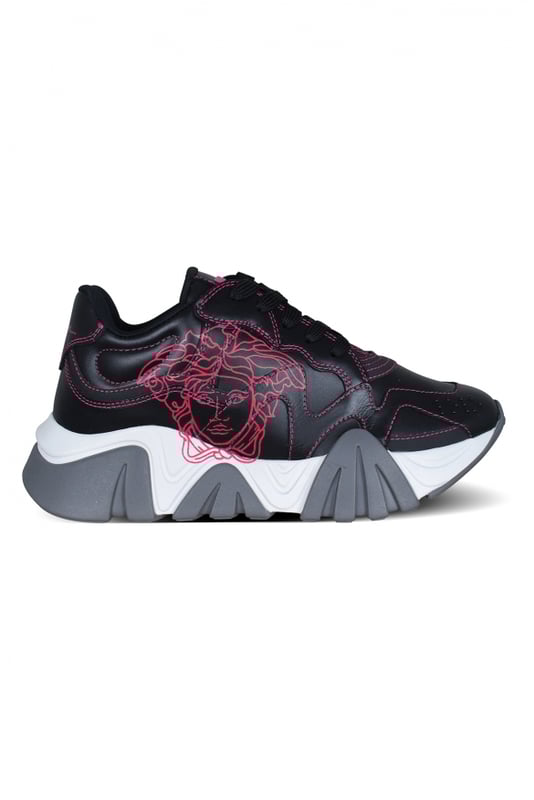 Sneakers Versace Squalo en piel negra y pespuntes fucsia.Estampado con motivo de Medusa fucsia en el exterior.Letras de Versace fucsia en la lengüeta.Suela de goma blanca y gris.Made in Italy.
