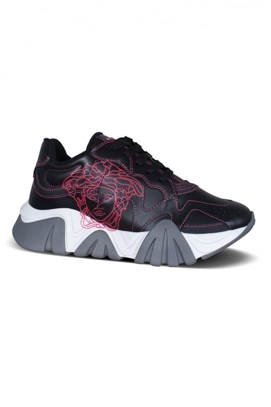 Sneakers Versace Squalo en piel negra y pespuntes fucsia.Estampado con motivo de Medusa fucsia en el exterior.Letras de Versace fucsia en la lengüeta.Suela de goma blanca y gris.Made in Italy.