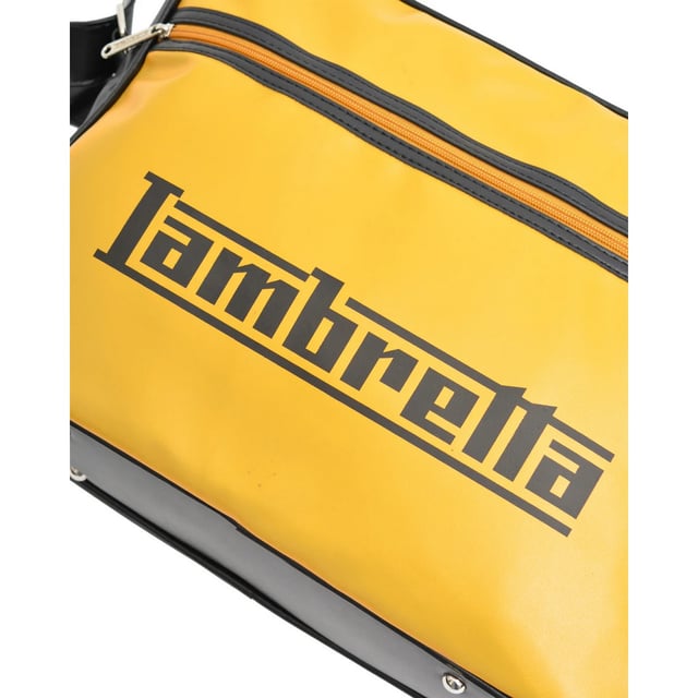 Materiaal: PU. Breedte: 40 cm. Hoogte: 30 cm. Compartimenten: 1 Hoofdvak, Gevoerd Vak met Rits. Verstelbare Schouderband, Gelabelde Ritslus, Voorkant Ritsvak. Ontwerp: Contrast, Logo, Geprint. Voorkantpanelen. Sluiting: Rits.