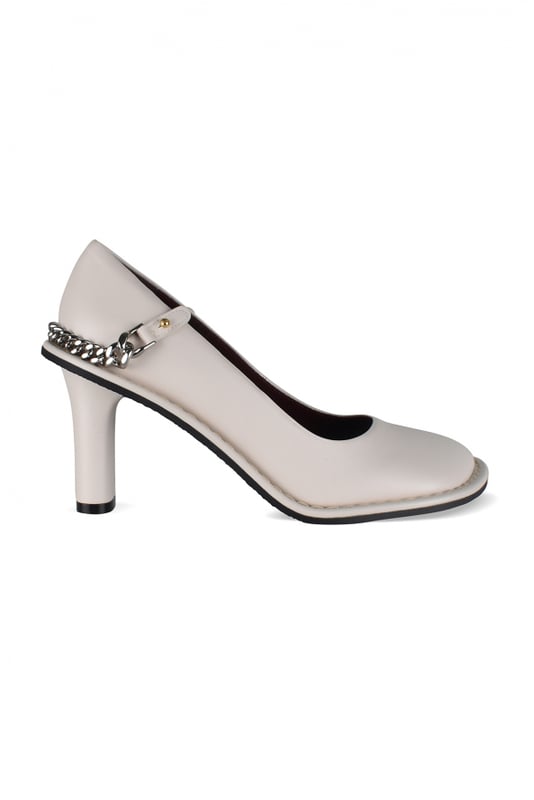 Zapatos de tacón Ryder en blanco roto de Stella McCartney.Fabricados en VEGEA, piel vegana.Icónica cadena Falabella de latón reciclado plateado.Puntera cerrada, redondeada y angulosa.Tacón grueso de 8,5 cm.Made in Italy.