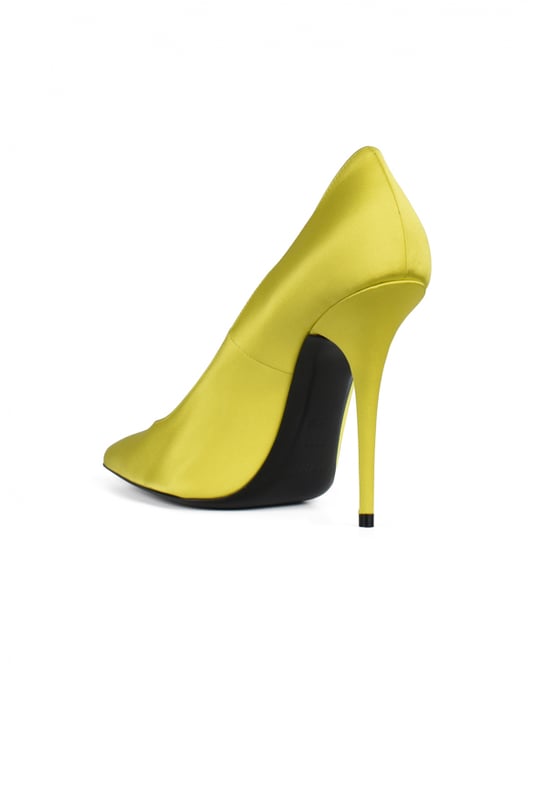 Zapatos de salón Marilyn Saint Laurent.Piel satinada amarillo.Puntera en punta.Tacón de aguja de 8,5 cmSuela de cuero negro.Made in Italy.