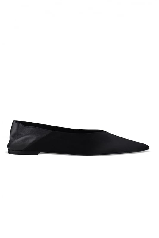 Nour 05 Saint Laurent mules en satén negro.Tacón flexible de napa negra.Puntera en punta.Suela de cuero.Altura del tacón 0,5 cm.Made in Italy.