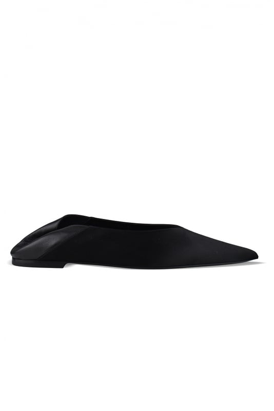 Nour 05 Saint Laurent mules en satén negro.Tacón flexible de napa negra.Puntera en punta.Suela de cuero.Altura del tacón 0,5 cm.Made in Italy.