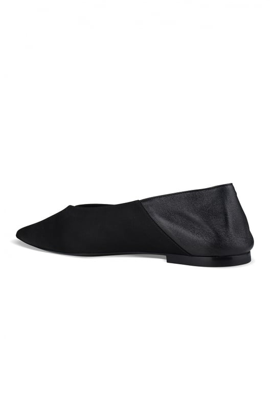Nour 05 Saint Laurent mules en satén negro.Tacón flexible de napa negra.Puntera en punta.Suela de cuero.Altura del tacón 0,5 cm.Made in Italy.