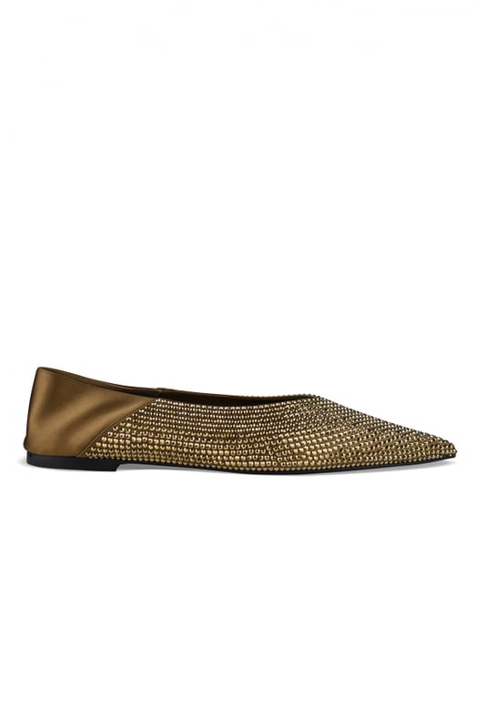 Mules Nour 05 Saint Laurent de satén dorado.Adorno de cristales tono sobre tono.Tacón flexible.Puntera en punta.Suela de cuero.Altura del tacón 0,5 cm.Made in Italy.