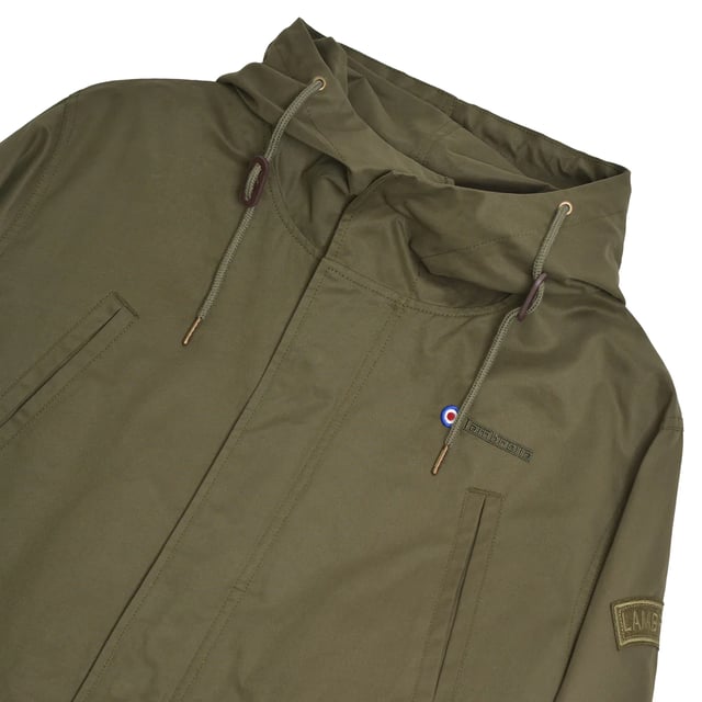 60% Katoen, 32% Polyester, 8% Nylon. Ontwerp: Badge, Geborduurd logo, Militaire knoop, Effen, Doelwit. Stoftechnologie: Douchebestendig. Rugsplit, Gevlochten koord, Merkknopen, Merkritssluiting, Metalen oogjes. Manchet: Geknoopt. Halslijn: Kapitein. Mouwtype: Met lange mouwen. Eigenschappen capuchon: Koord, Opgenaaid. Pasvorm: Overgedimensioneerd. Zakken: 4 voorzakken, intern, drukknoopsluiting, klepsluiting. Bevestiging: kliksluiting. Zoom: Koord, vissenstaart. S: 45,5 in. M: 48 in. L: 50 in. XL: 52,5 in. XXL: 55 in. 3XL: 57 in. 4XL: 60 in.