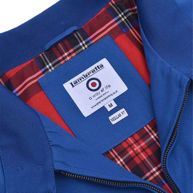 100% Polyester. Voering: Tartan. Ontwerp: Geborduurd, Logo, Effen, Doelwit. Stoftechnologie: Douchebestendig. Klep met 2 knopen, Merkknopen, Geweven Label. Mouwtype: Met lange mouwen. Halslijn: Staande Kraag. Geschikt: Regelmatig. Zakken: 1 binnenzak, 2 voorzakken. Bevestiging: Volledige ritssluiting. Opgelet: Verwijderd houden van vuur. S: 45 in. M: 47 in. L: 50 in. XL: 52 in. XXL: 54 in. 3XL: 57 in. 4XL: 59 in.